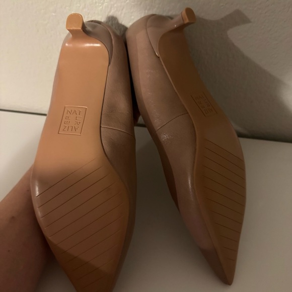 Naturalizer Women’s 9Wide Natalia Nude Pointed Toe Kitten Heels - Picture 8 of 8